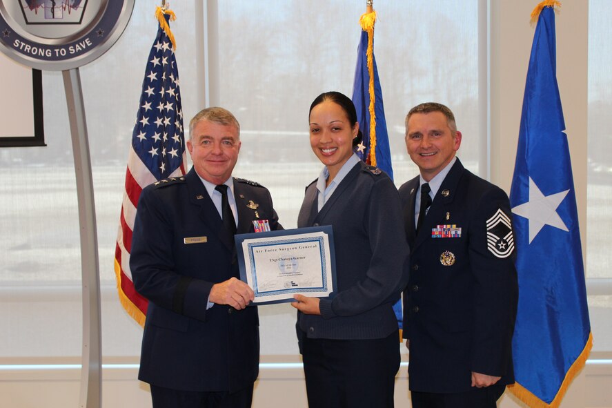 Lt. Gen. (Dr.) Thomas W. Travis, Air Force Surgeon General, presents Tech. Sgt. Chatoya Gardner the SG Non-Commissioned Officer of the Year award. (U.S. Air Force photo / Jon Stock)