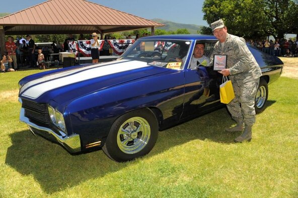 Maj. Gen. H. Brent Baker Sr., Ogden Air Logistics Complex commander, awards Lenny Romero’s 1970 Chevy Chevelle as the selection for General’s Choice category. (U.S. Air Force photo byTodd Cromar/Released)