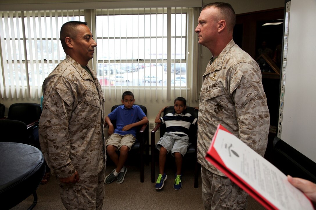 130701-M-YG378-003 MARINE CORPS BASE CAMP PENDLETON, Calif. (July 1, 2013) Major Raul Rizzo, senior intelligence officer, stands in front of Col. Scott D. Campbell, former commanding officer, both with the 15th Marine Expeditionary Unit, during a promotion ceremony held in the unit’s conference room on Marine Corps Base Camp Pendleton, Calif., July 1. The 15th MEU recently returned from an eight-month deployment to the Western Pacific. Rizzo, 41, is from Myrtle Beach, S.C. (U.S. Marine Corps photo by Sgt. John Robbart III/Released)