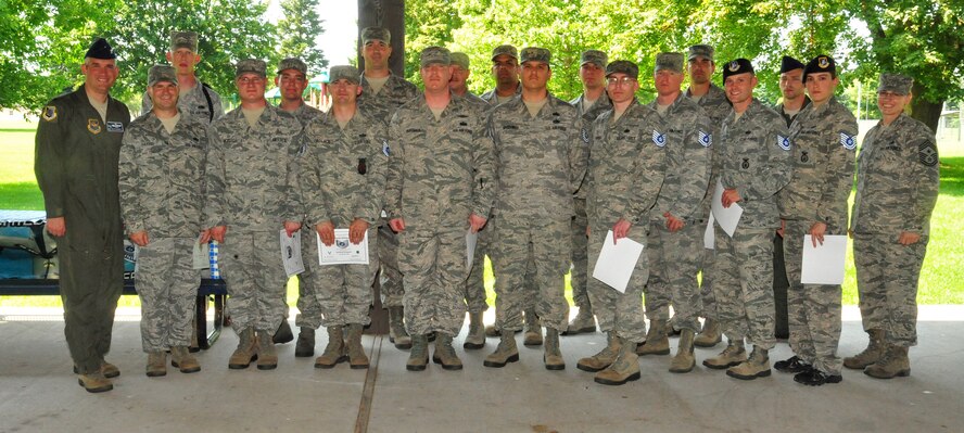 Col. Brian Newberry, 92nd Air Refueling Wing commander, and Chief Master
Sgt. Wendy Hansen, 92nd Air Refueling Wing Command Chief, pose alongside
Team Fairchild's newest technical sergeant selects during a Tech. Sgt.
Promotion Release Party at Fairchild Air Force Base, Wash., July 2, 2013. (U.S. Air Force photo by Airman 1st Class Earlandez Young/Released)

