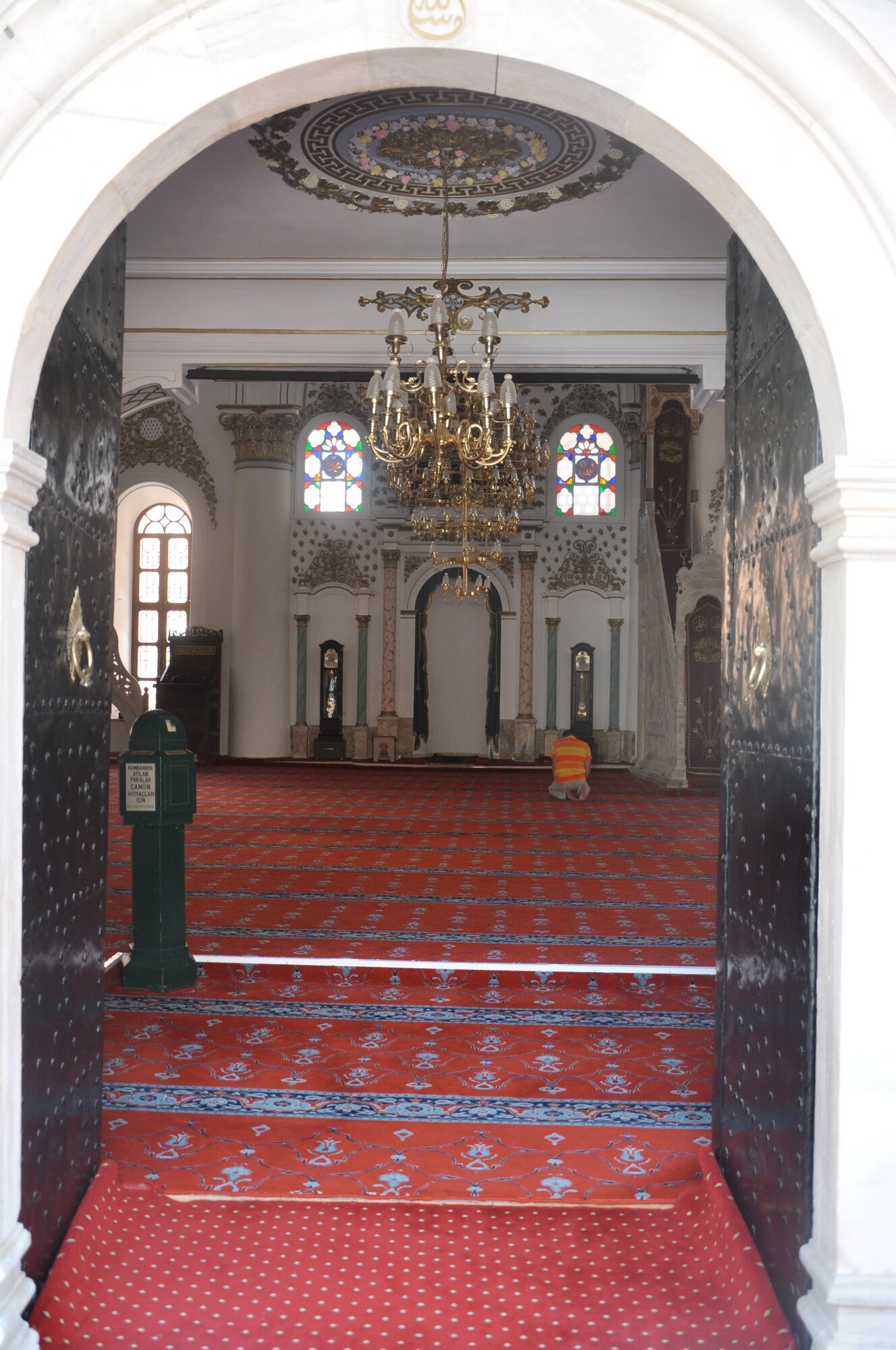 An interior view of the historic Hisar Mosque at the Hisarönü Area in Kemeralti. 
During the Ramadan fast, the faithful spend as much time as possible in a mosque. 
Lanterns are hung from minaret tops in many communities and lamps are lit inside 
mosques for evening prayer. (Photo by Tanju Varlikli) 

