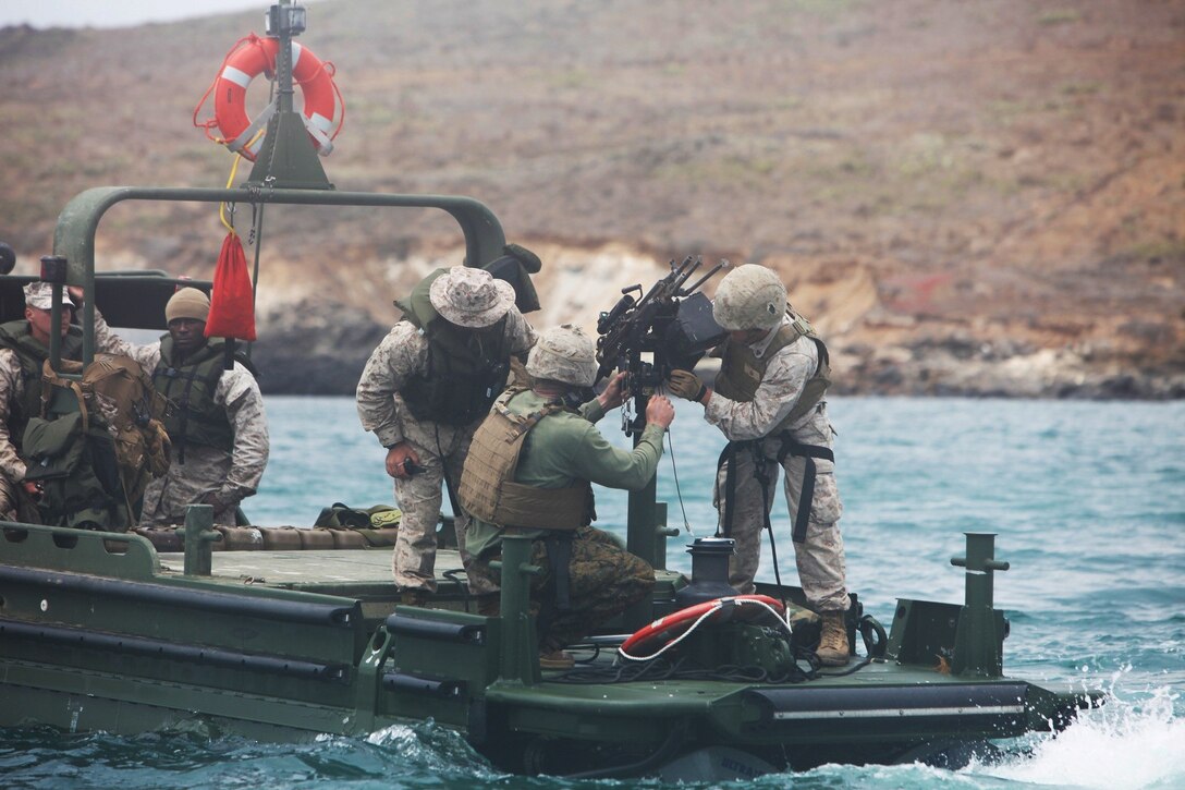 Marines with Bridge Company, 7th Engineer Support Battalion, 1st Marine Logistics Group, set up an M249 squad automatic weapon on a 
Bridge Erection Boat during a field training exercise at San Clemente Island, Calif., June 27, 2013. The Marines fired M249 SAWs from 
a moving platform to familiarize themselves with the weapon should they have to engage targets during bridging operations during 
future deployments.