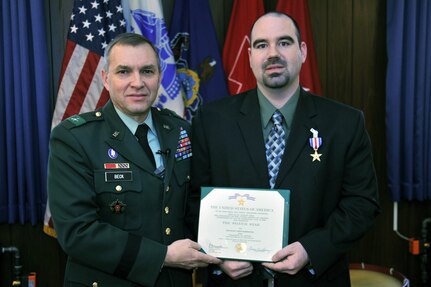 Brig. Gen. Jerry G. Beck, the commander of the 28th Infantry Division of the Pennsylvania Army National Guard, presents the Silver Star to Spc. Jason Harrington during a ceremony held Dec. 27, 2008 in Harrisburg, Pa.