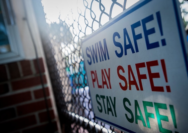 More than 20 Airmen from the 628th Comptroller Squadron split into groups and accomplished three workout stations before finishing the PT session with aquatic exercises in the JB Charleston – Air Base Pool. (U.S. Air Force photo / Airman 1st Class Tom Brading)