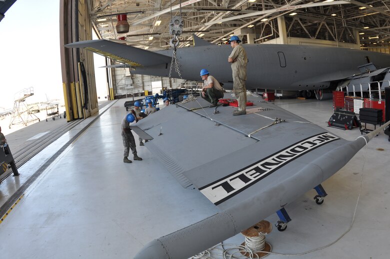 McConnell TFI team performs rare maintenance task > Air ...
