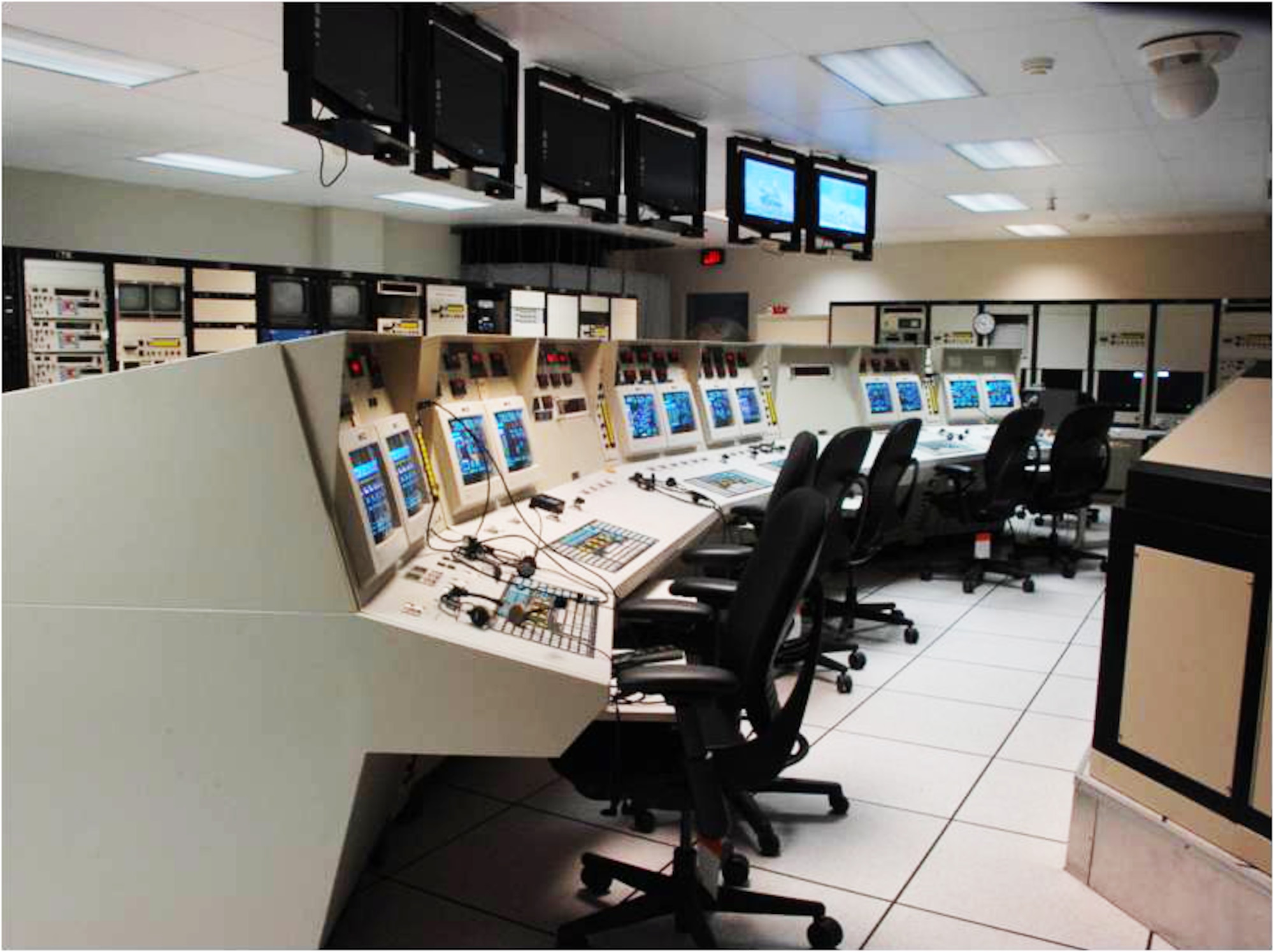 Before & After: Arnold Engineering Development Complex’s (AEDC) Large Rocket Motor Test Facility (J-6) control room (bottom, after) is equipped with state-of-the-art software and hardware for its new Facility Control System. The system offers improved interfaces for the customer and operator. (AEDC Photos)