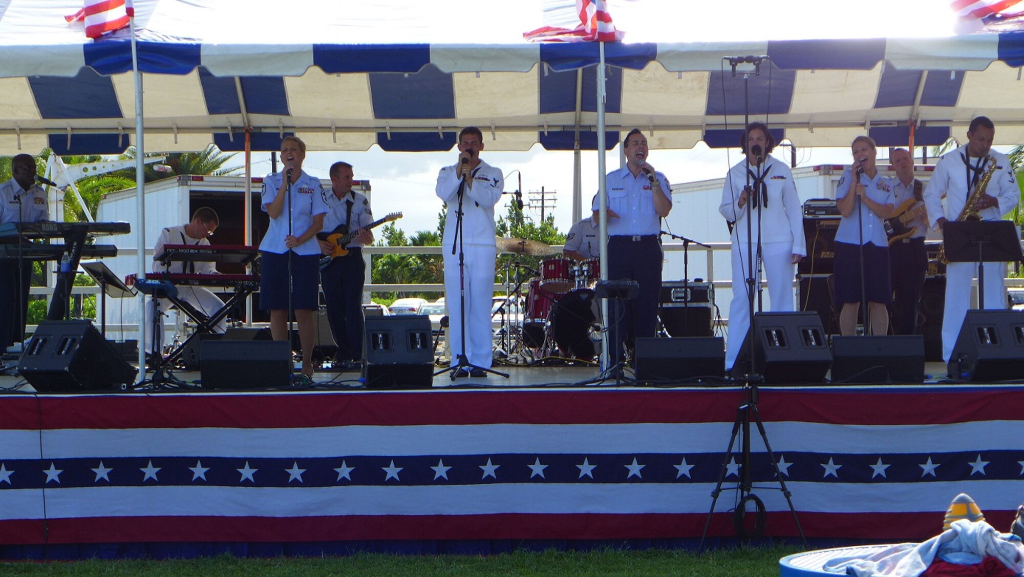 For the 4th of July Celebration on base, "Hana Hou!" was excited to collaborate with the Navy Fleet Band! We played "Mirrors", by Justin Timberlake! 