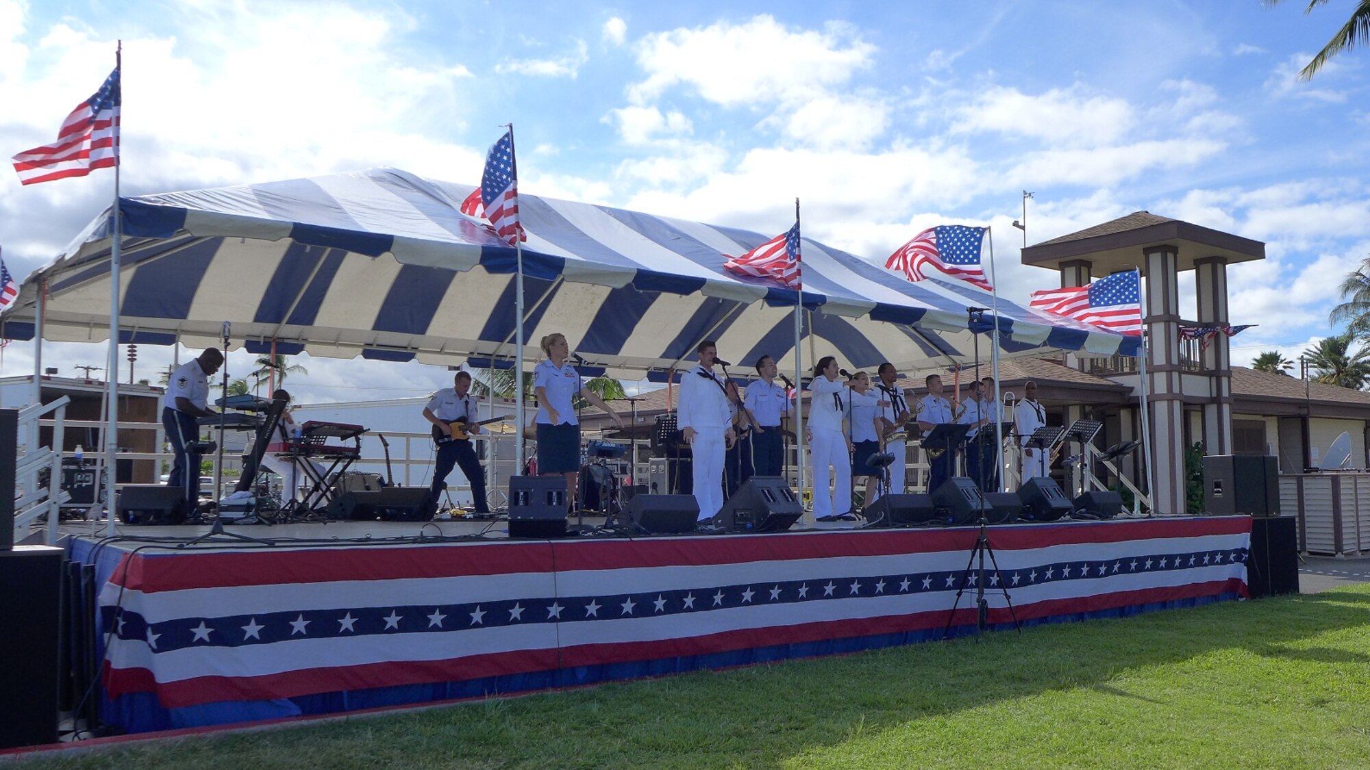 For the 4th of July Celebration on base, "Hana Hou!" was excited to collaborate with the Navy Fleet Band! We played "Mirrors", by Justin Timberlake! 