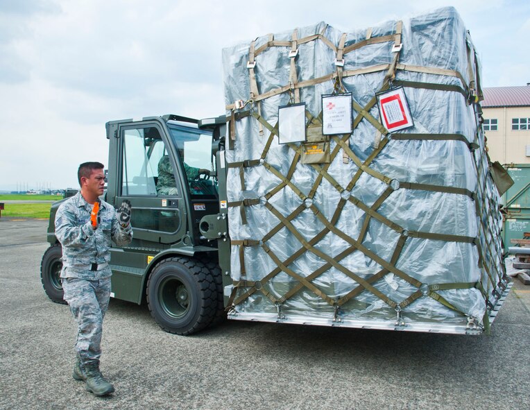 YOKOTA AIR BASE, Japan – Tech. Sgt. Christopher Bueno, the non-commissioned officer in charge of acquisition with the 374 Medical Support Squadron gives direction to Tech. Sgt. Kelvin Wilder, the NCO in charge of customer service with 374 Medical Logistics at Yokota Air Base, Japan, July 16, 2013.  The 374 Medical Group tested the wing’s capability to deploy medical assets for humanitarian missions.  (U.S. Air Force photo by Airman 1st Class Soo C. Kim)