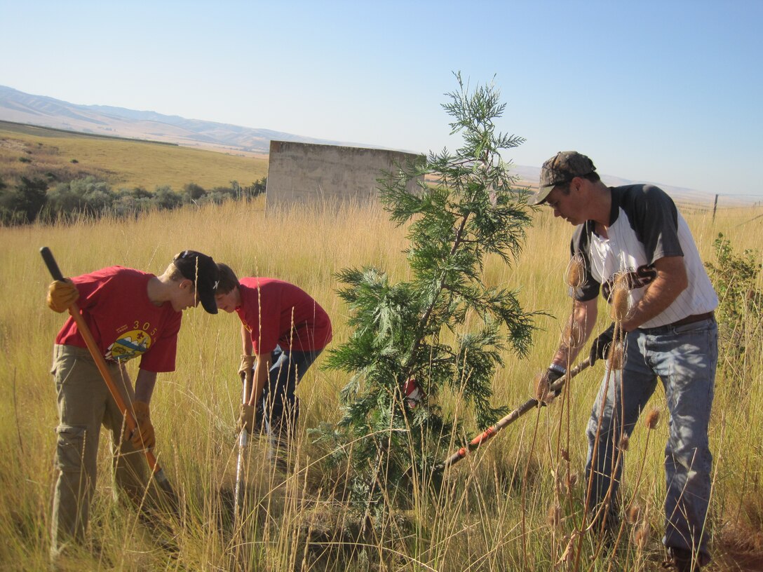 2011 National Public Land Day volunteers planting a tree at Bennington Lake.