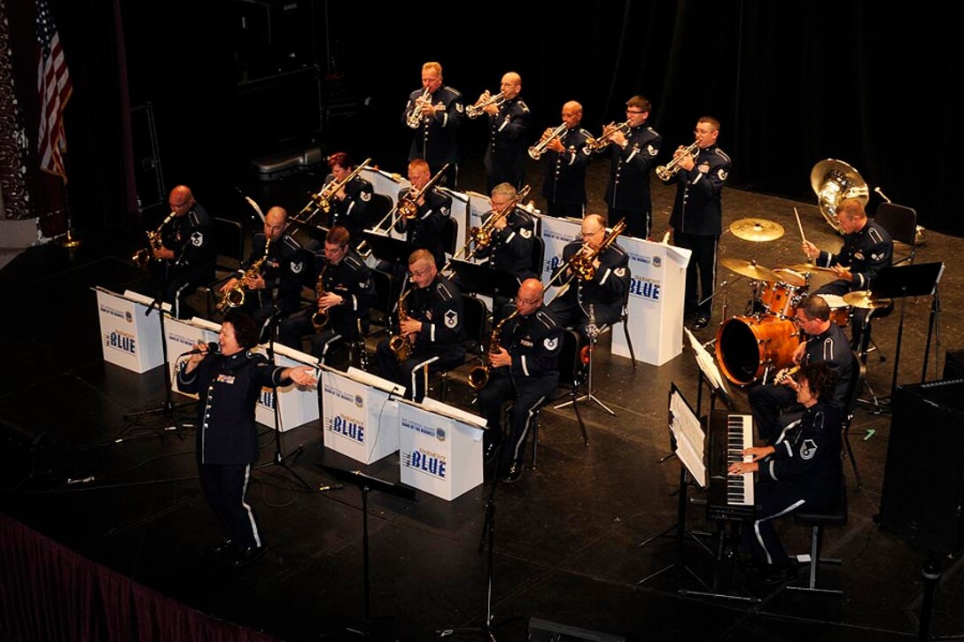 TSgt Peggy Miller sings with Harmony in Blue


Photo courtesy of TSgt Todd Pendleton, 182nd AW Public Affairs