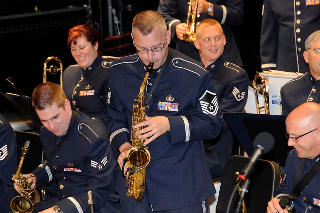 MSgt Jayme Barnard solos with Harmony in Blue.


Photo courtesy of TSgt Todd Pendleton, 182nd AW Public Affairs