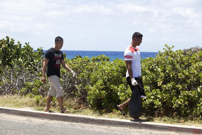 Volunteers walk along Sandy Beach in Honolulu, collecting trash, July 13, 2013. (U.S. Marine Corps photo by Lance Cpl. Suzanna Knotts)