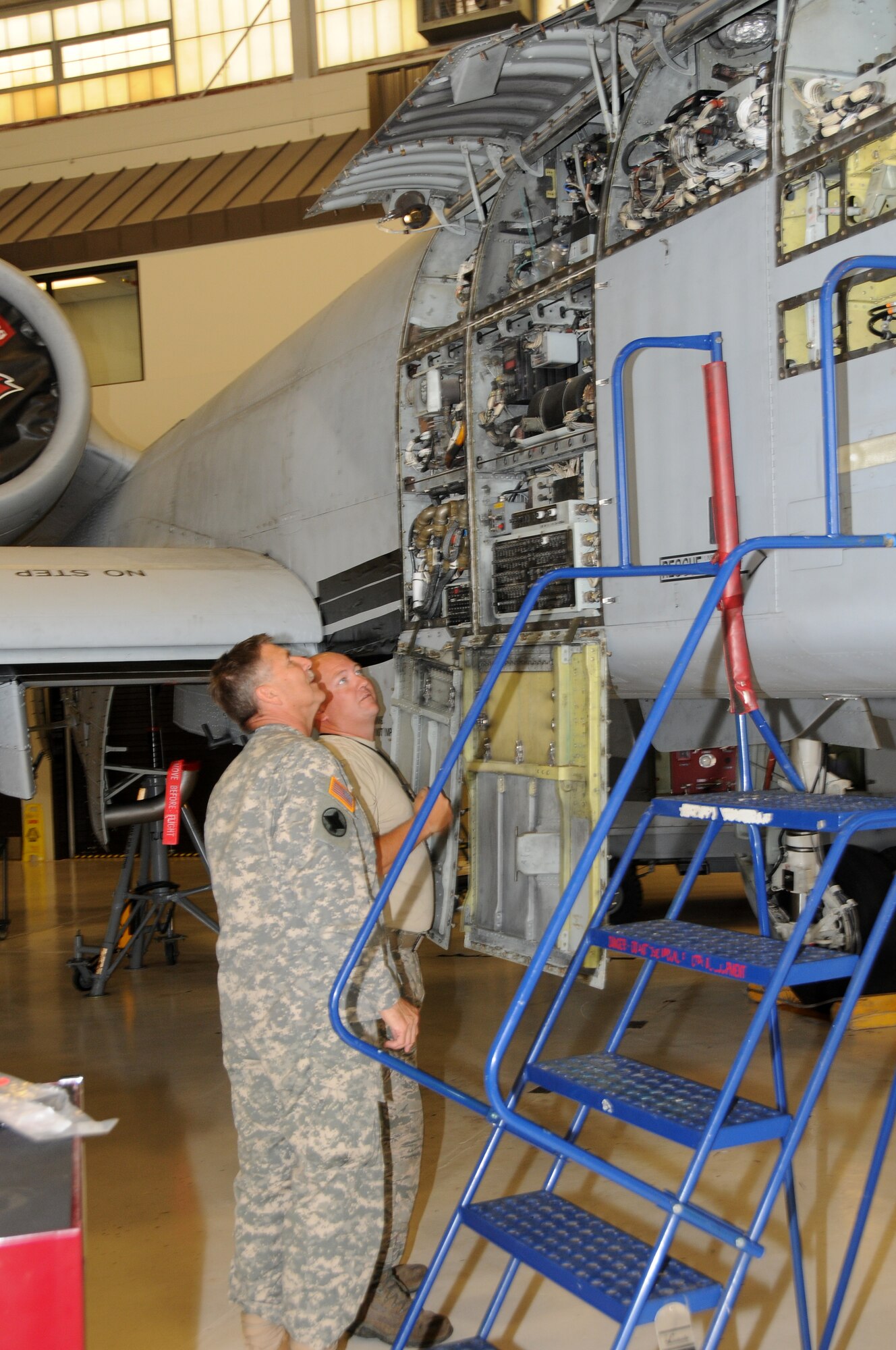 Maj. Gen. William Wofford, Arkansas National Guard adjutant general, visits with members of the 188th Maintenance Squadron July 15 during a command visit to the 188th Fighter Wing. (U.S. Air National Guard photo by Senior Airman John Hillier/188th Fighter Wing Public Affairs))