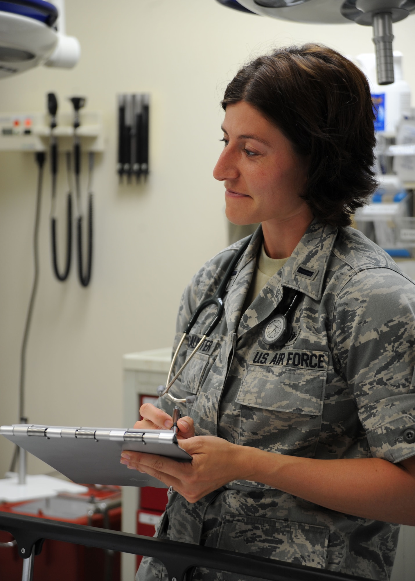 1st Lt. Sabrina Macalister, 79th Medical Wing clinical nurse, assesses a patient?s symptoms during a training session July 16, 2013, at the Malcolm Grow Medical Clinic and Surgery Center Emergent Care Center on Joint Base Andrews, Md. On a typical day, the Team Andrews medical staff provides a full range of primary care services and offers a full spectrum of medical and surgical sub-specialties to better serve military beneficiaries. (U.S. Air Force photo Tech. Sgt. Tammie Moore)