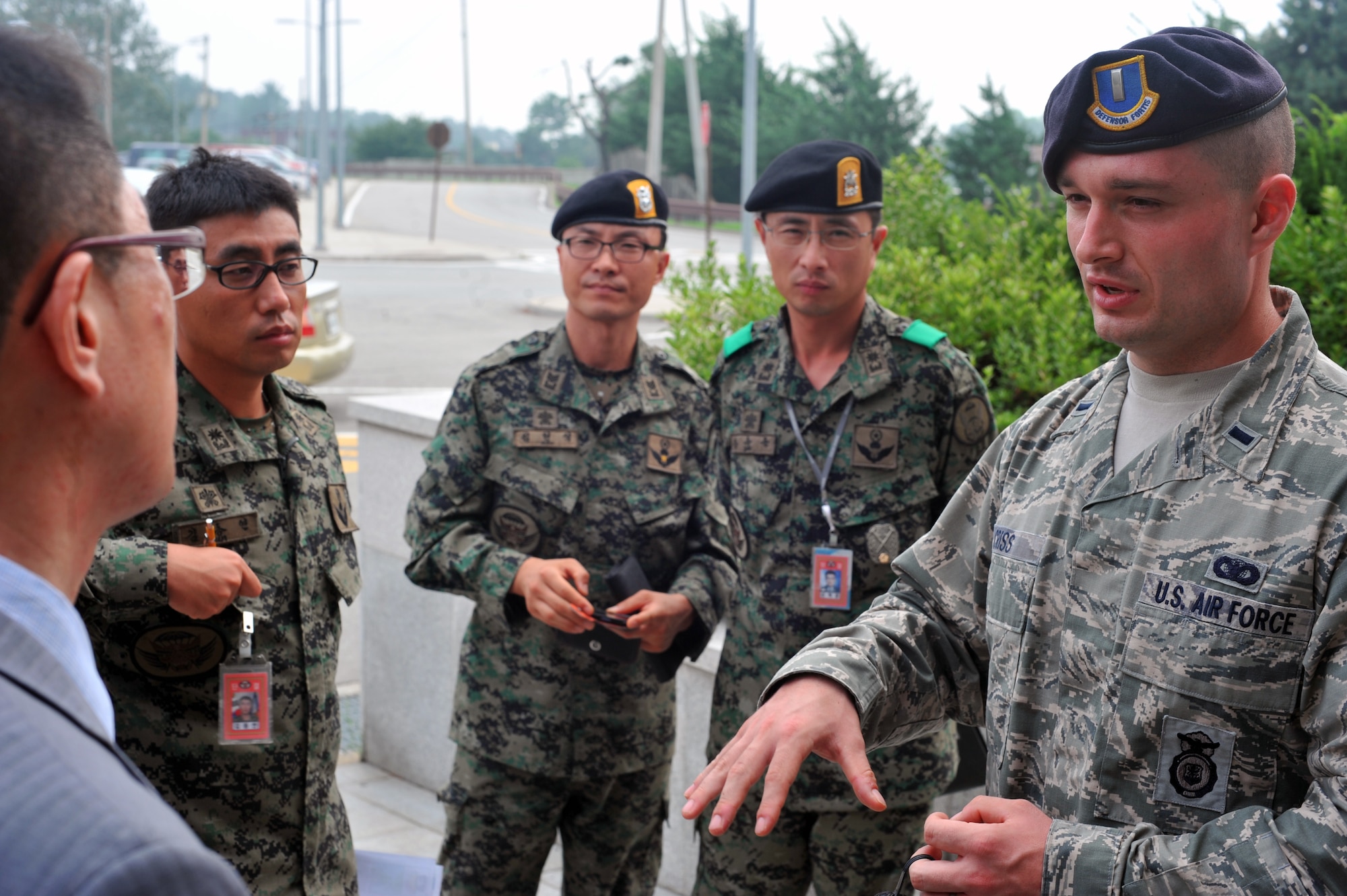 1st Lt. Jordan Criss speaks with members of the 9th Battalion, 51st Infantry Division, Republic of Korea army at Osan Air Base, ROK, July 25, 2013. The ROKA’s special forces unit was on hand to have their first face-to-face meeting with Osan’s defenders. Criss is the air base defense and intelligence officer in charge assigned to the 51st Security Forces Squadron. (U.S. Air Force photo/Senior Airman Siuta B. Ika)