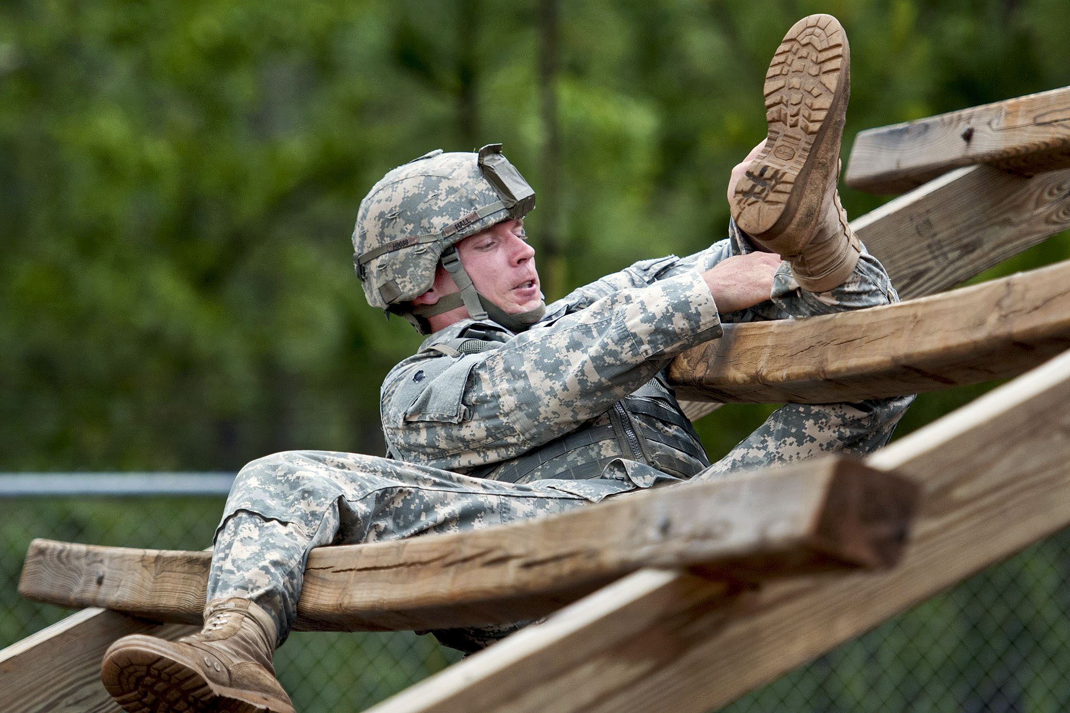 A paratrooper weaves through a ladder obstacle while competing in a ...