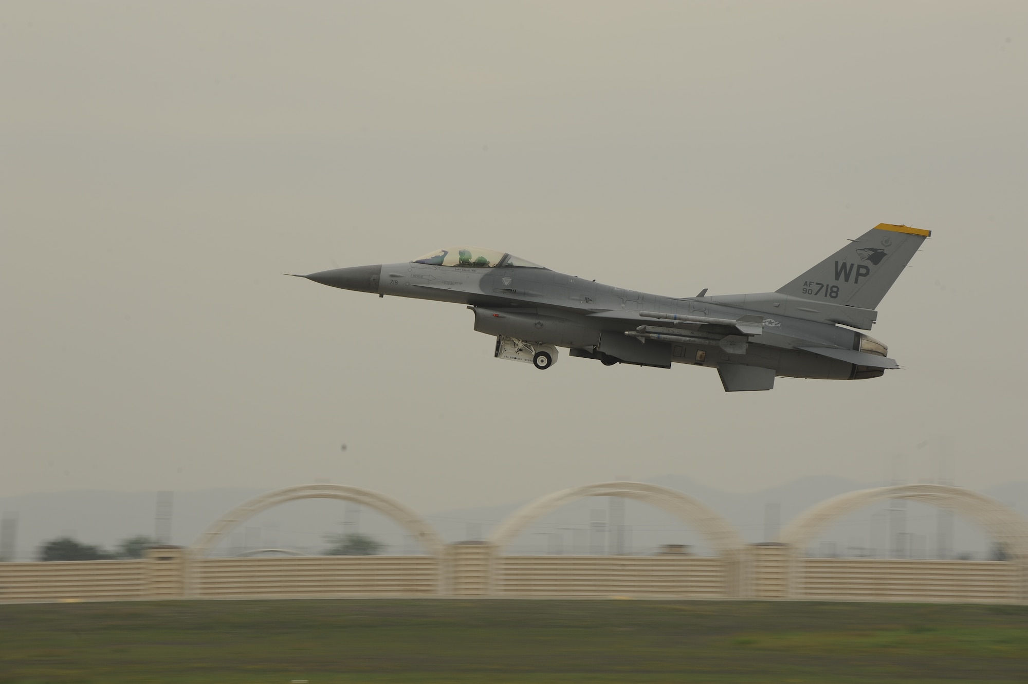 An 80th Fighter Squadron F-16 Fighting Falcon takes off during a large formation exercise at Kunsan Air Base, Republic of Korea, May 31, 2013. The joint exercise between U.S. and ROK air forces was designed to hone the skills they learned during Max Thunder 13-1. (U.S. Air Force photo by Senior Airman Marcus Morris/Released)