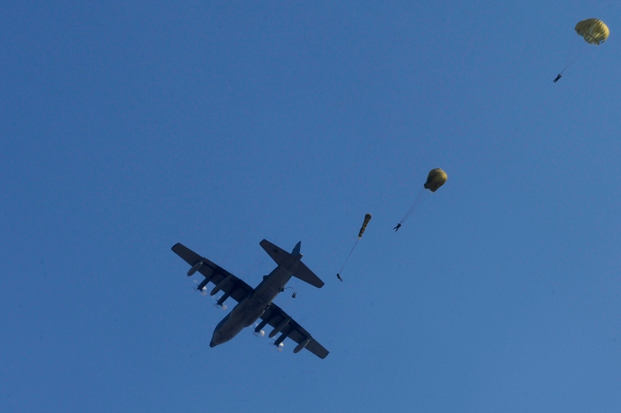 Soldiers from the Republic of Korea army 7th Special Forces Brigade, 35th Special Forces Battalion parachute out of a MC-130P Combat Shadow from Kadena Air Base, Japan as part of the annual FOAL Eagle exercise near Iksan, Republic of Korea, April 4, 2013. FOAL Eagle is a joint forces exercise spanning ground, air, naval, expeditionary and special operations. (U.S. Air Force photo by Senior Airman Marcus Morris/Released)