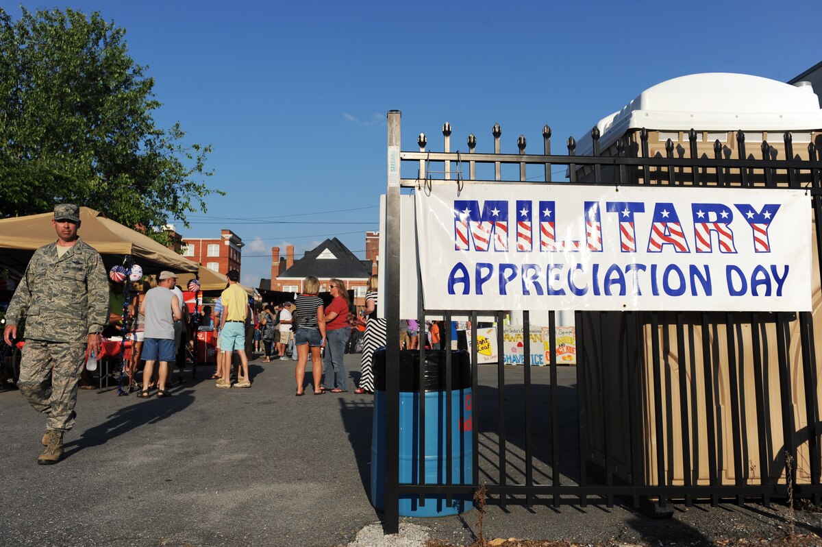 Center Street Jam pays tribute to military > Seymour Johnson Air Force