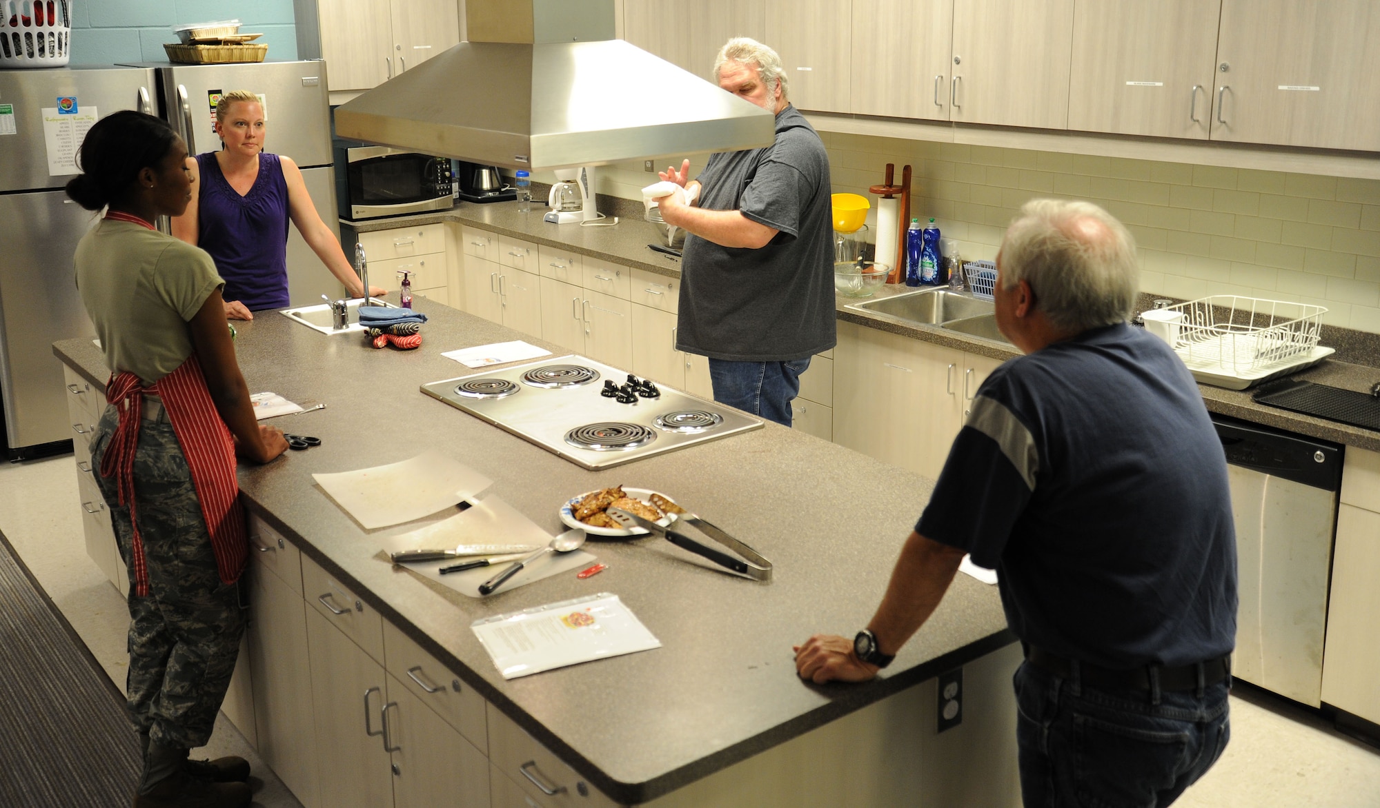 Alyson Kresser, 92nd Aerospace Medicine Squadron Health and Wellness Center registered dietitian answers questions during the Health and Wellness Center's healthy cooking class.(U.S. Air Force photo by Airman 1st Class Janelle Patiño/Released)
