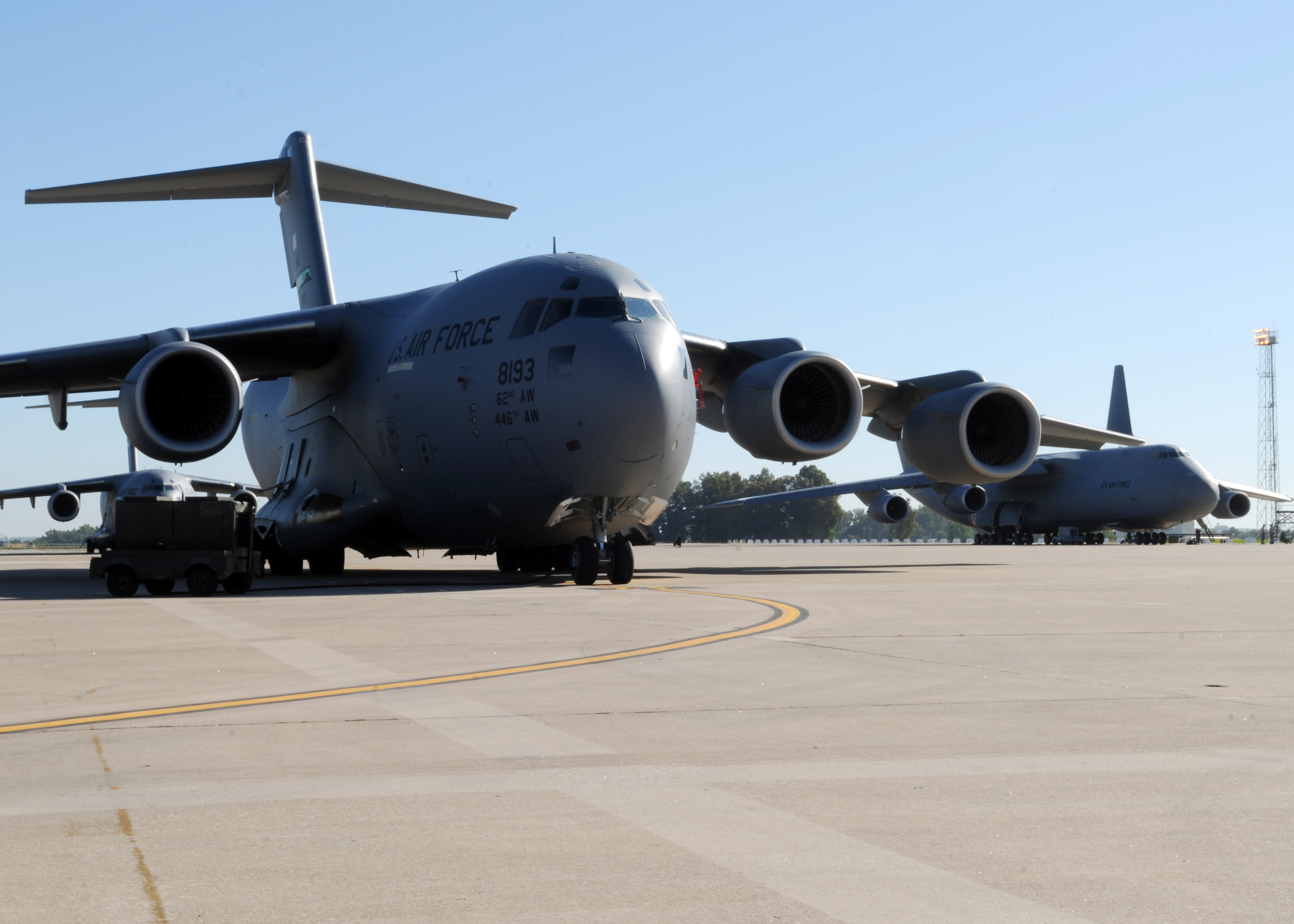 Первые грузовые самолеты. АН 124 В США. АН-124 транспортный самолёт. Военный грузовой самолет. Американский грузовой самолет.