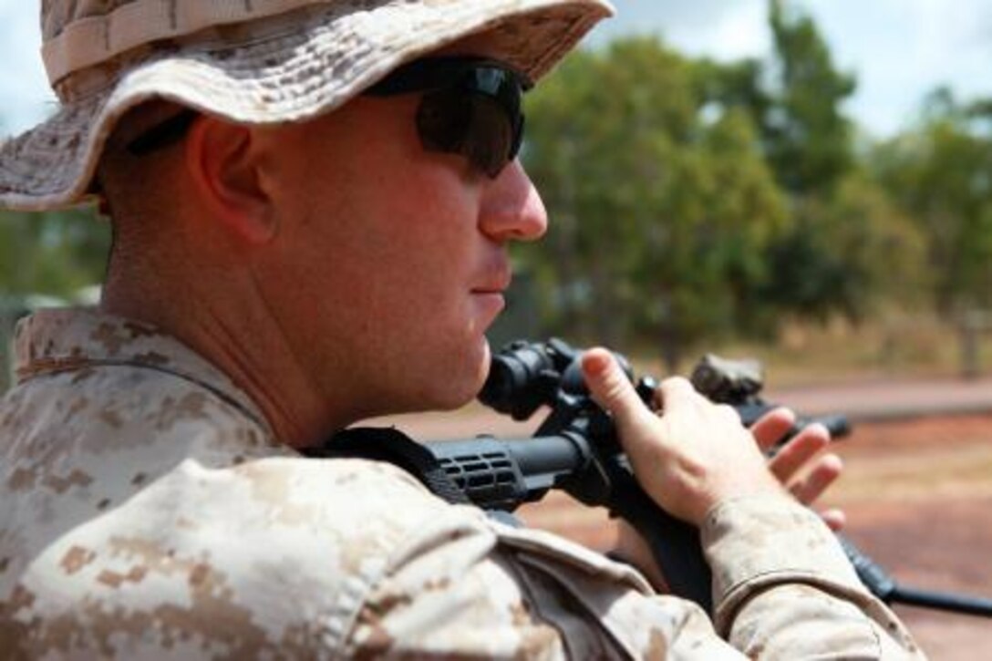 Sgt. Matthew Barker, machine gunner and section leader, Weapons Platoon, Lima Company, 3rd Battalion, 3rd Marine Regiment, Marine Rotational Force – Darwin, teaches the characteristics of the M4 carbine to Australian soldiers, here, May 10. Both the Marines and Australian soldiers gave classes on their specific weapon systems before they conducted a familiarization shoot.
