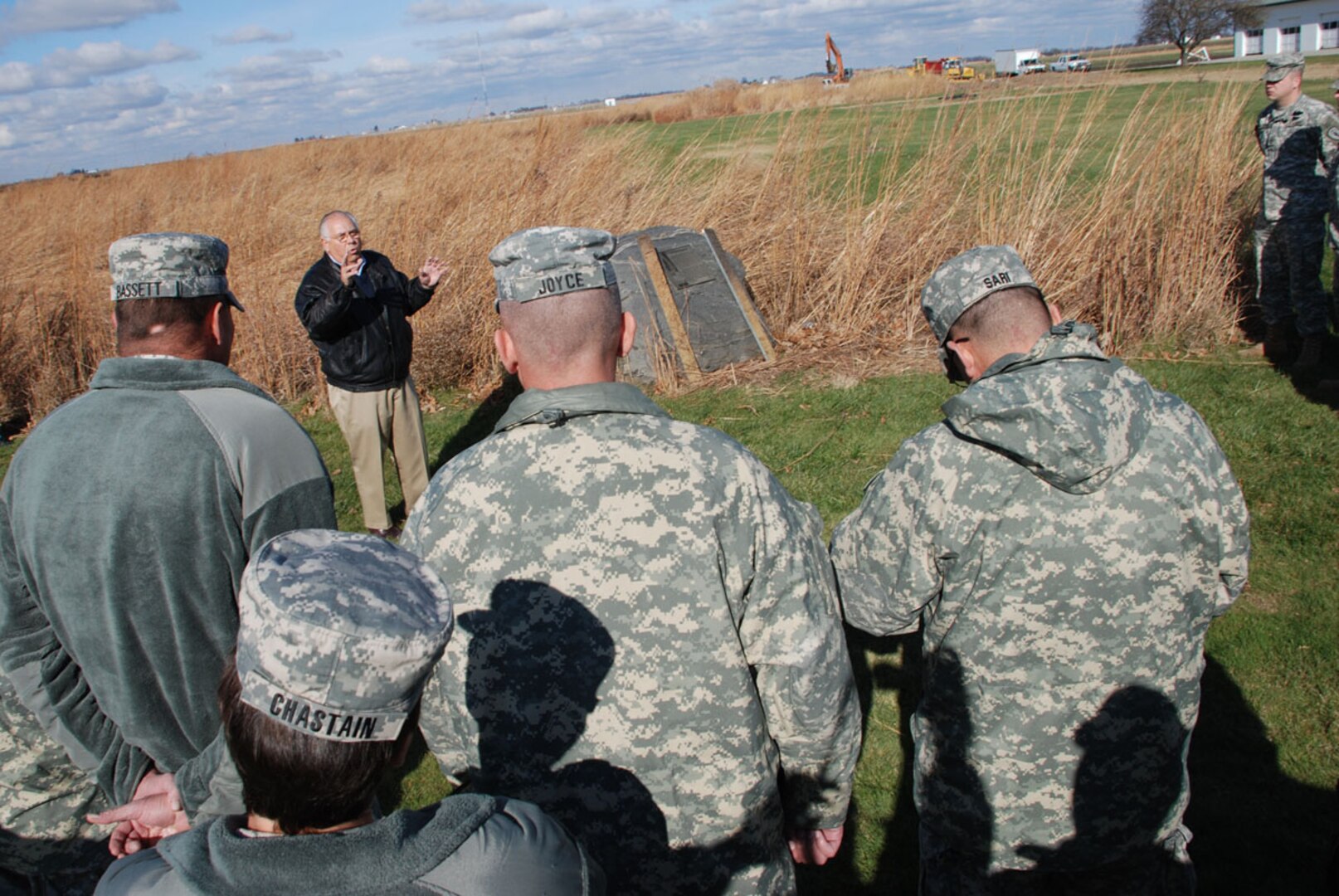 Purdue University agronomy professor George Van Scoyoc explains the difference between forest and prairie soils to Soldiers of the Indiana National Guard's 1-19th Agribusiness Development Team at the Beck Agricultural Center in West Lafayette, Ind., on Tuesday, Nov. 18, 2008. The Citizen-Soldiers will use this training and their civilian acquired skills to help Afghanistan farmers when the team deploys in 2009.