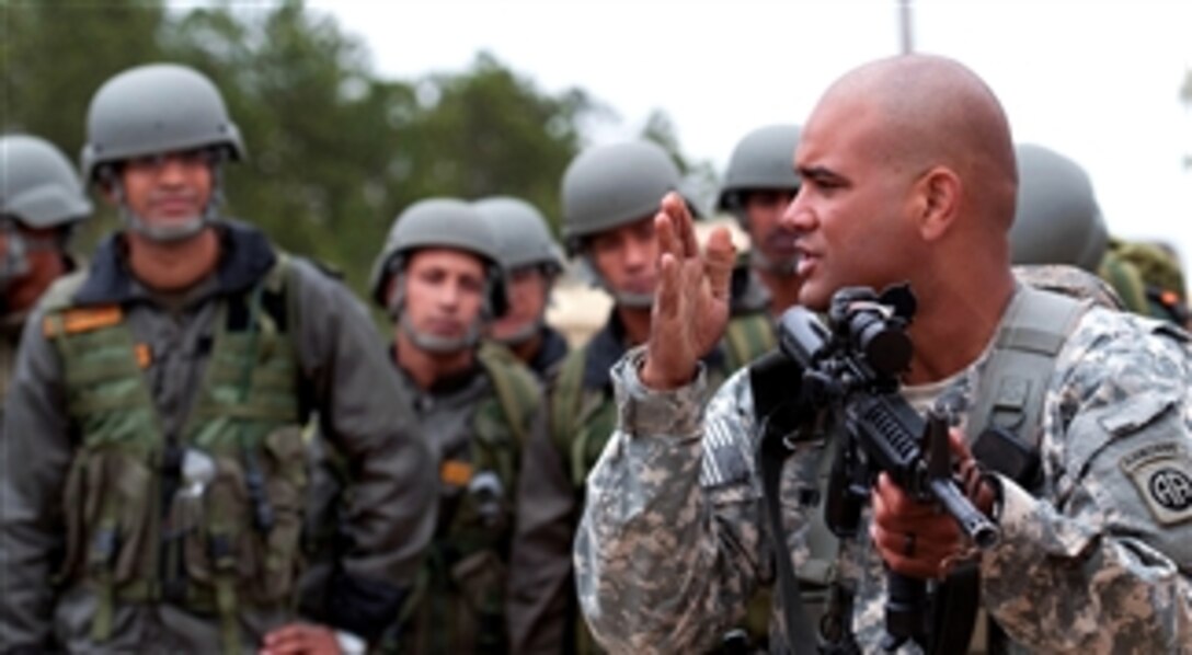 U.S. Army Sgt. 1st Class Garrett Williams demonstrates how to use an M4 carbine to Indian Army paratroopers of the 50th Independent Para Brigade at Fort Bragg, N.C., on May 4, 2013.  The Indian soldiers are being familiarized on American weapons as part of Yudh Abhyas 2013, an annual training exercise between the armies of the United States and India, sponsored by U.S. Army Pacific.  Williams is a platoon sergeant with the 82nd Airborne Division’s 1st Brigade Combat Team.  