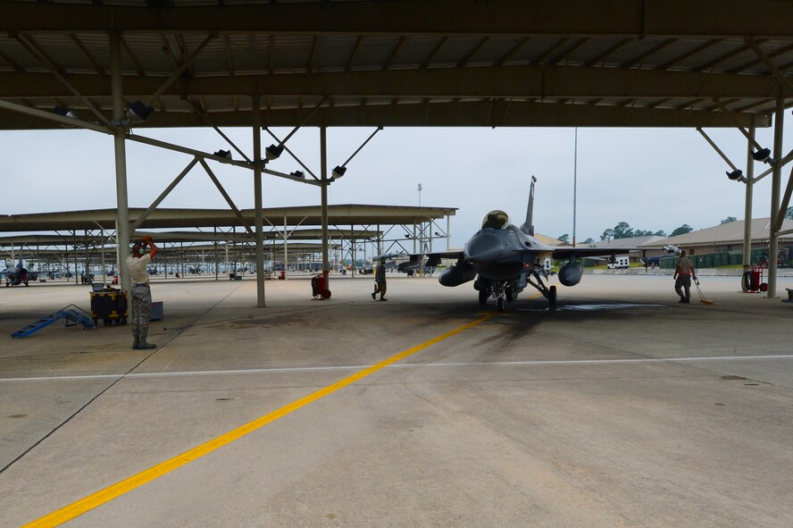 U.S. Air Force 77th Fighter Squadron crew chiefs recover an F-16 Fighting Falcon at Shaw Air Force Base, S.C., June 5, 2013. The 77th crew chiefs work around-the-clock, launching and recovering F-16s for training and real-world combat scenarios. (U.S. Air Force photo by Airman 1st Class Nicole Sikorski/Released)  
