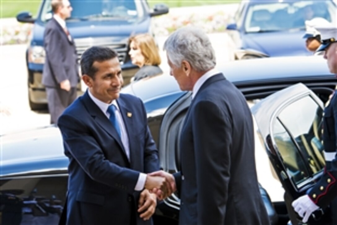 U.S. Defense Secretary Chuck Hagel hosts an honor cordon to welcome Peruvian President Ollanta Humala at the Pentagon, June 11, 2013. The two leaders met to discuss issues of mutual importance.