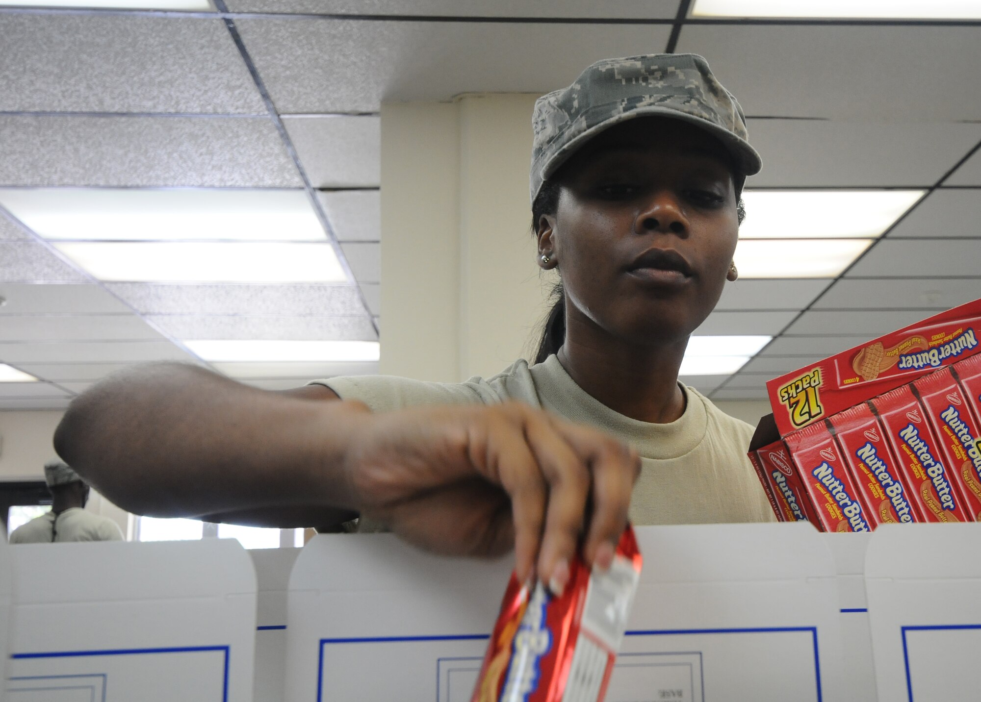 Senior Airman Angel Lewis, 36th Force Support Squadron services journeyman deployed from the Georgia Air National Guard, prepares boxed lunches by distributing cookies June 10, 2013, on Andersen Air Force Base, Guam. During major events, like exercises that include allied nations, the 36th FSS Skyline Flight Kitchen team’s workload can spike with upward of 1,300 meals going out in one day. (U.S. Air Force photo by Airman 1st Class Emily A. Bradley/Released)