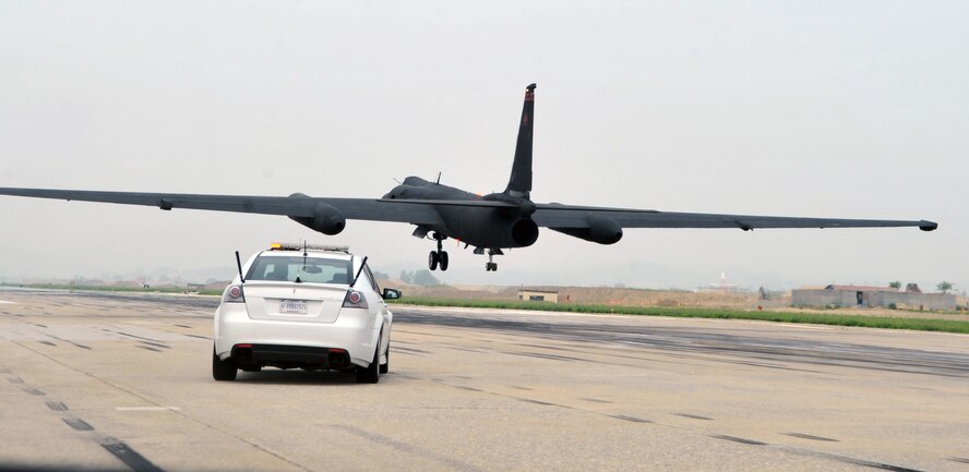 A pilot with the 5th Reconnaissance Squadron advises a pilot during the take off of a U-2 from a chase car on Osan Air Base, Republic of Korea, June 8, 2013. Chase cars driven by U-2 pilots, act as the eyes from the flightline. (U.S. Air Force photo/Senior Airman Alexis Siekert)
