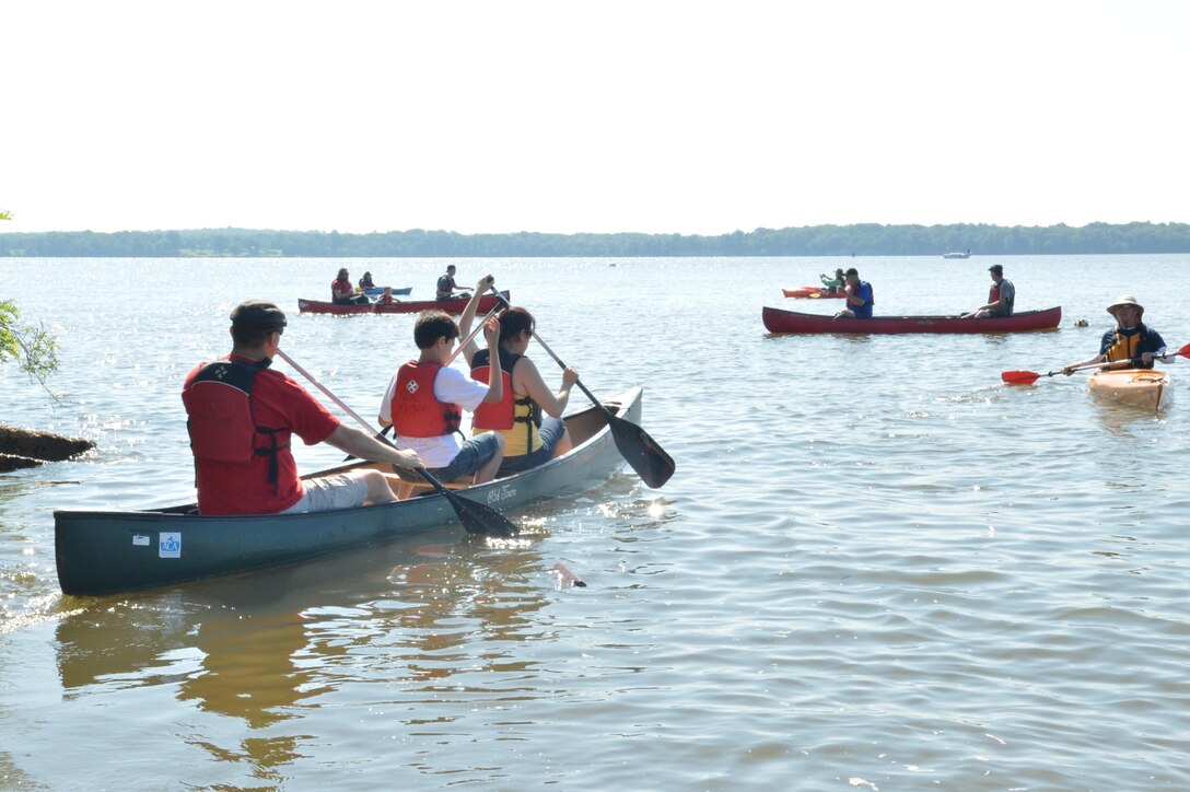 Residents aboard the base begin paddling out into the Potomac River during the Town Of Quantico’s Father’s Day Flotilla event June 15, 2013.