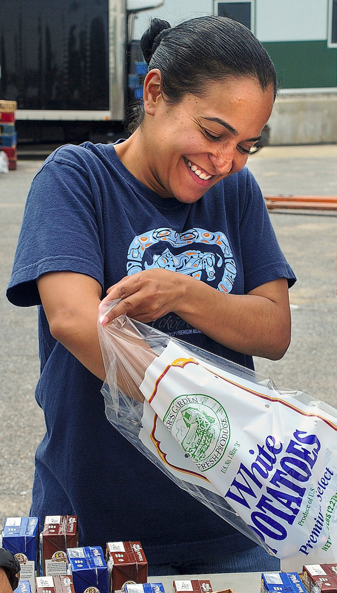 Tech. Sgt. Ena Richardson packs a meal June 12, 2013, at the Food Bank of Delaware, Milford Branch. Richardson was one of more than 20 volunteers who packed more than 3,000 meals distributed to underprivileged children. (U.S. Air Force photo/Senior Airman Sam Taylor)  