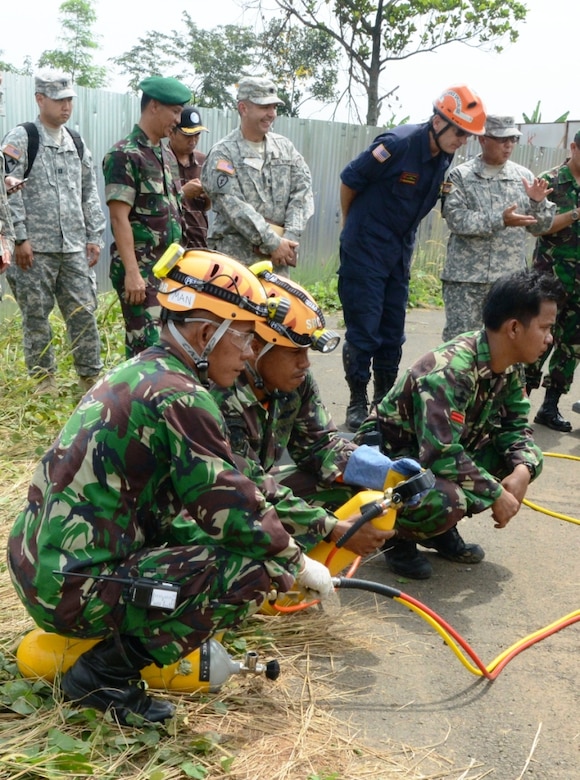 Mr. Thomas Niedernhofer (USACE) briefs MG Gary Hara (USARPAC) on search and rescue proceedings while SRC-PB and USARPAC representatives look on at the 2013 Indonesia Pacific Resilience Disaster Response Exercise & Exchange.