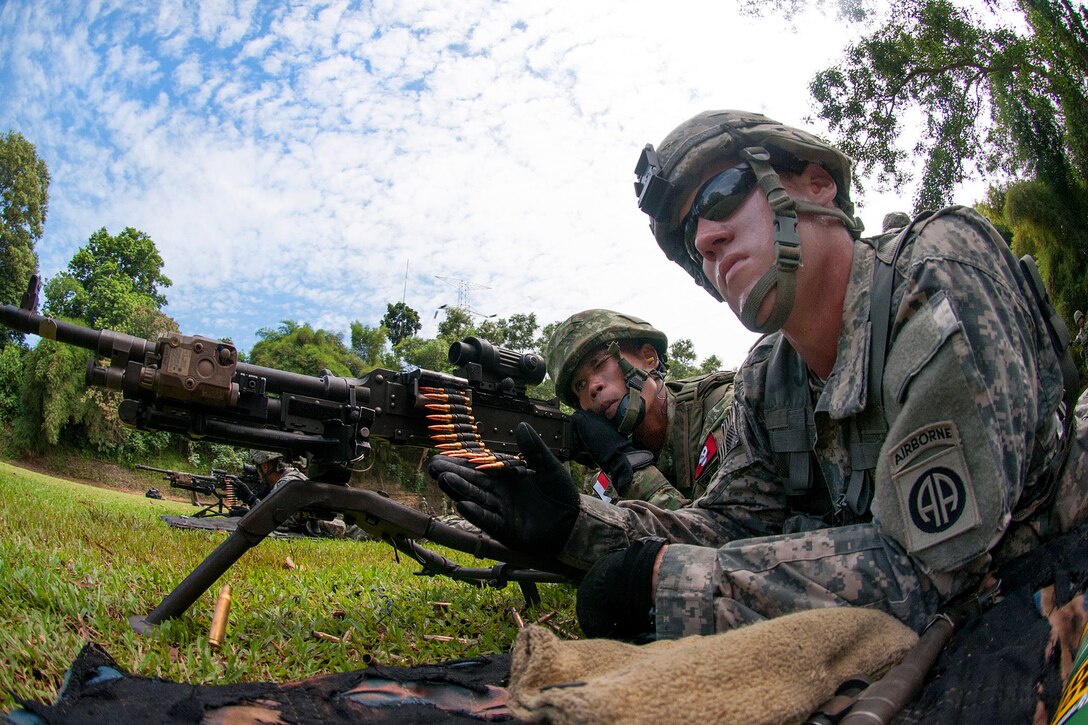 An Indonesian army paratrooper prepares to fire an M240B machine gun during weapons training with U.S. paratroopers as part of exercise Garuda Shield 2013 at 1st Kostrad headquarters in West Java, Indonesia, June 14, 2013.