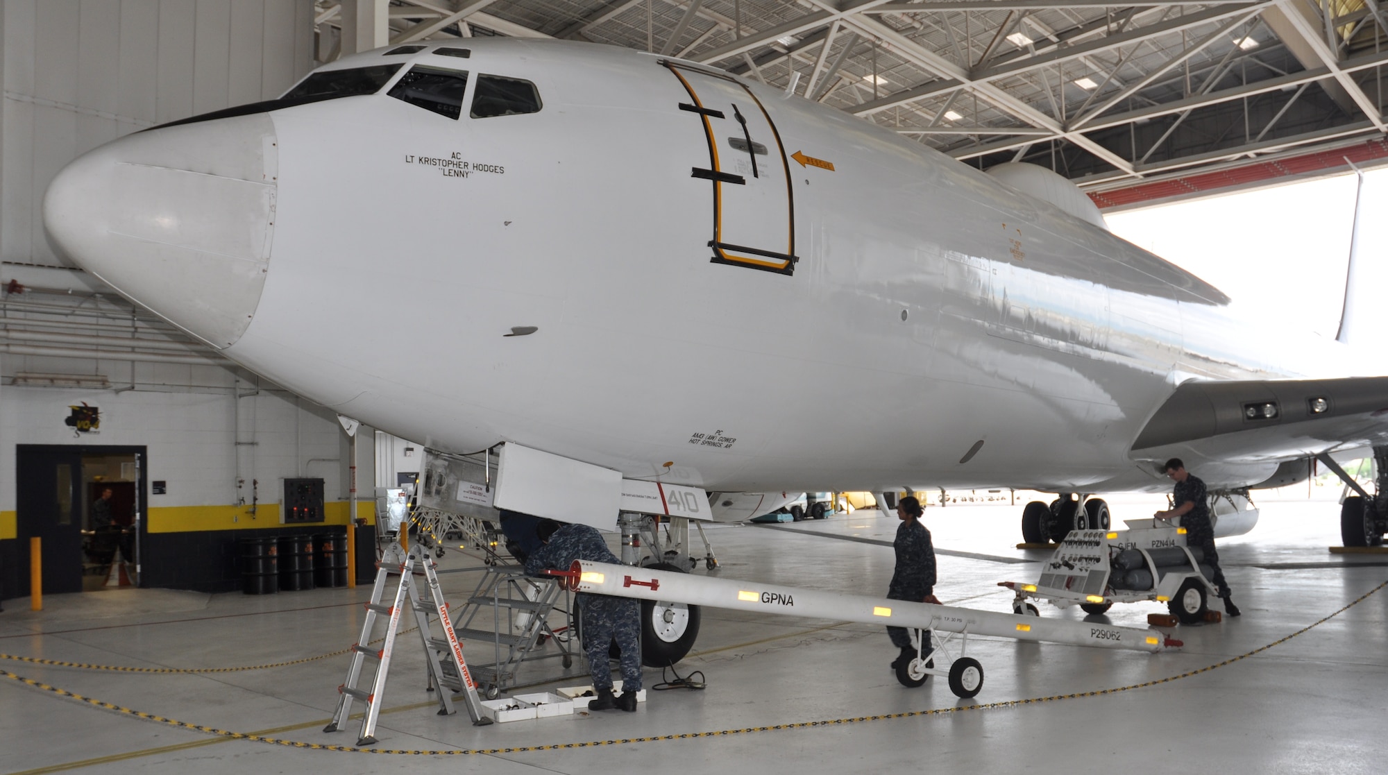 Sailors with the Navy’s VQ-4 Fleet Air Reconnaissance Squadron at Tinker make preparations for moving an E-6B Mercury out of a TACAMO hangar bay. (Air Force photo by Mike W. Ray)