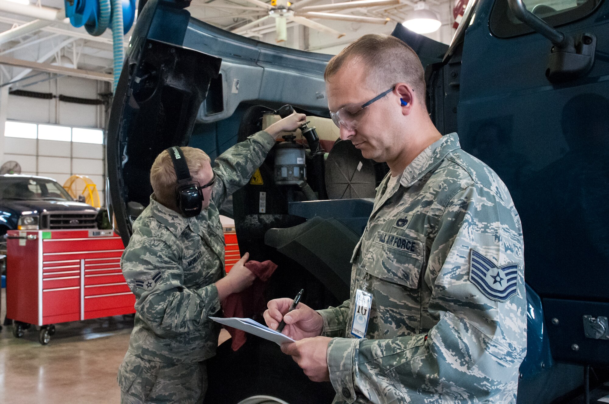 Tech. Sgt. Billy Martin, an inspector from the Air Mobility Command Office of the Inspector General, observes maintenance procedures being performed by Airman 1st Class Trey Morlatt, a vehicle maintenance technician for the Kentucky Air National Guard’s 123rd Logistics Readiness Squadron, during an inspection at the 123rd Airlift Wing in Louisville, Ky., May 18, 2013. The wing underwent a multi-disciplinary Consolidated Unit Inspection from May 15 to 22. (U.S. Air National Guard photo by Senior Airman Vicky Spesard)