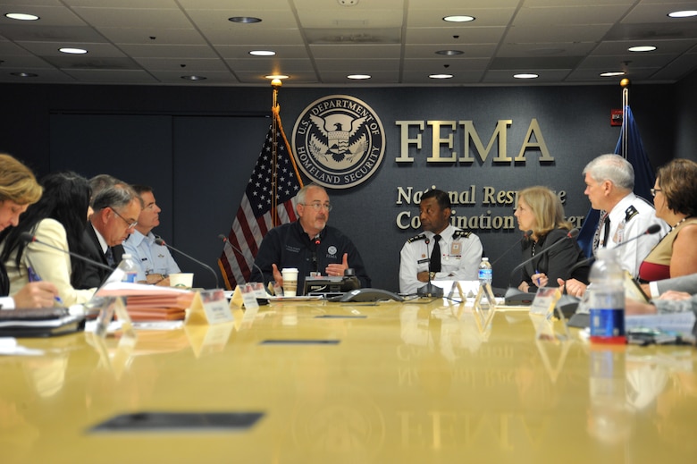 FEMA Administrator Craig Fugate (left), USACE Commanding General Lt. Gen. Thomas Bostick (right) engage participants in the 2013 Senior Leaders Seminar discussions. 
