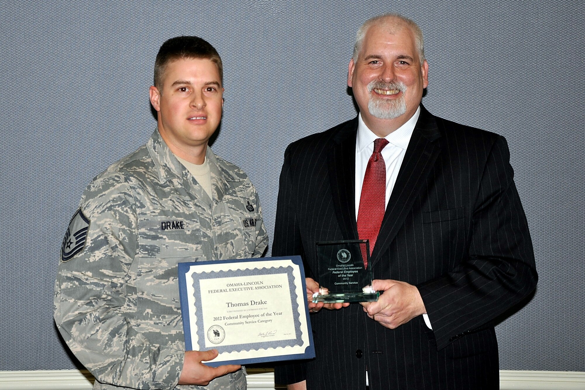 U.S. Air Force Master Sgt. Thomas Drake, 55th
Intelligence Support Squadron, is presented the Omaha-Lincoln Federal
Executive Association's 2012 community service employee of the year award by
Keith Reid, FEA president, May 16 at the University of Nebraska at Omaha's
Thompson Alumni Center. The FEA award program is open to all federal
employees, including both military and civilian, in the Omaha-Lincoln area.
(courtesy photo)
