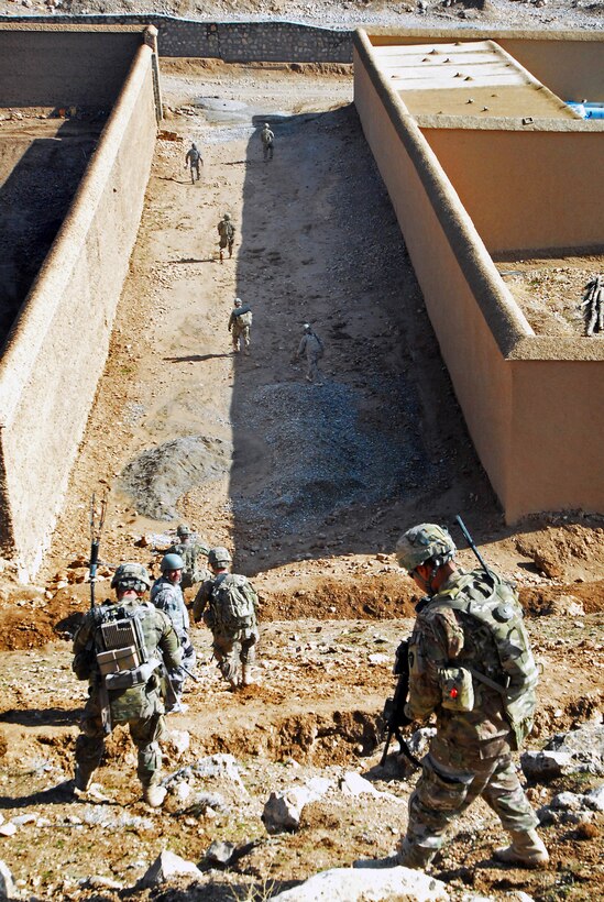 U.S. Army soldiers descend into the city of Chorah in the Tarin Kowt district of Afghanistan's Uruzgan province, Feb. 23, 2013.
