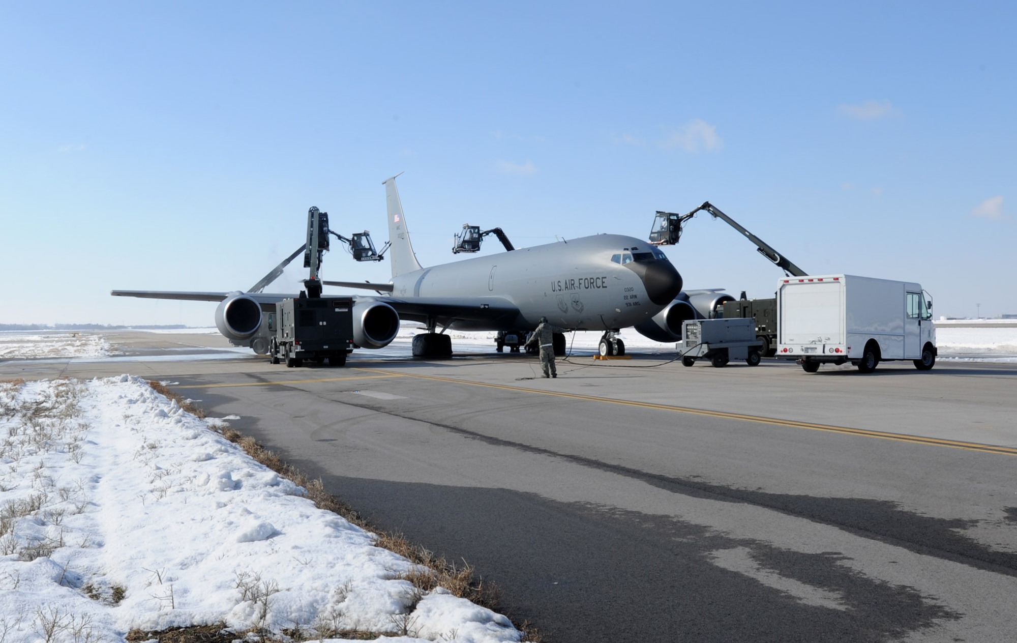 The de-icing team, comprised of Airmen from the 22nd Aircraft Maintenance Squadron, positions their de-icing baskets Feb. 27, 2013, McConnell Air Force Base, Kan. After the second-largest snowfall on record for McConnell, teams of de-icing vehicles systematically removed snow and ice from KC-135 Stratotankers just before takeoff. (U.S. Air Force photo/Senior Airman Laura L. Valentine)