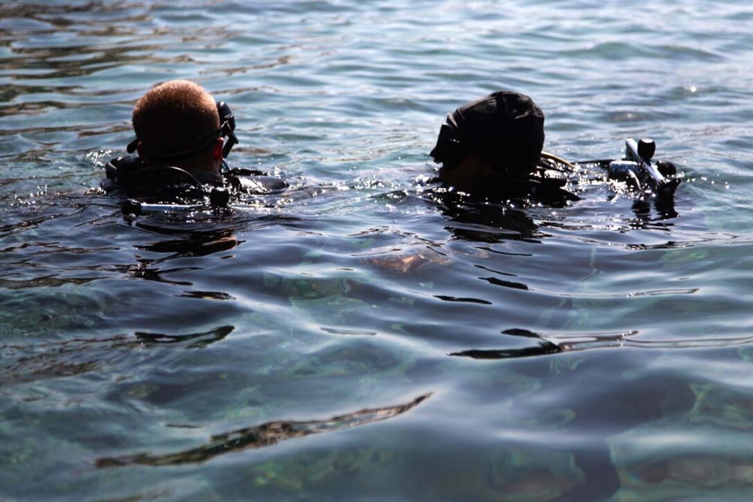 Marines with Reconnaissance Platoon, Battalion Landing Team 3/5, 15th Marine Expeditionary Unit, familiarize themselves with the water during a scuba training exercise, Feb. 24. The 15th MEU is deployed as part of the Peleliu Amphibious Ready Group as a U.S. Central Command theater reserve force, providing support for maritime security operations and theater security cooperation efforts in the U.S. 5th Fleet area of responsibility. (U.S. Marine Corps photo by Cpl. John Robbart III/Released)