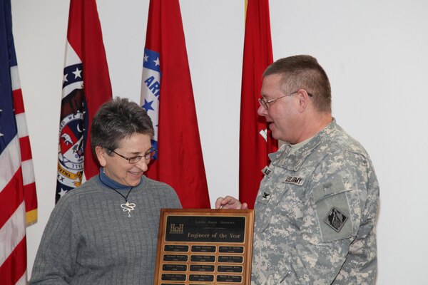 Col. Glen Masset presents Jan Jones with the Little Rock District’s Engineer of the Year plaque.