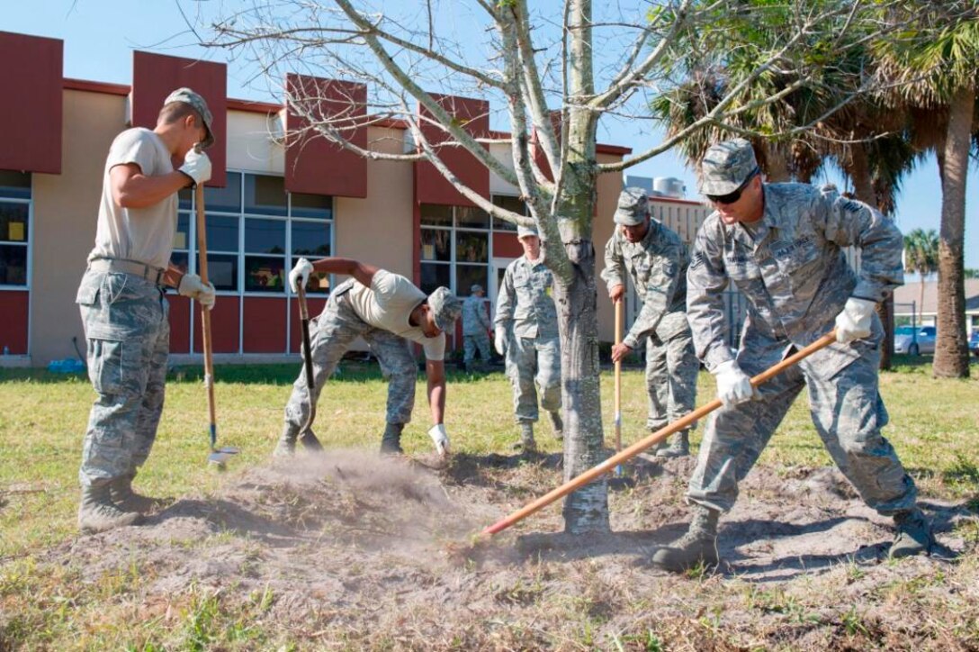 "Showing our support within the community can really make a difference, even
in these times of budget constraints and money shortfalls," said Staff Sgt.
Scott Tantius, far right, who served as the unofficial organizer for the
event. (U.S. Air Force Photo/Matthew Jurgens)
