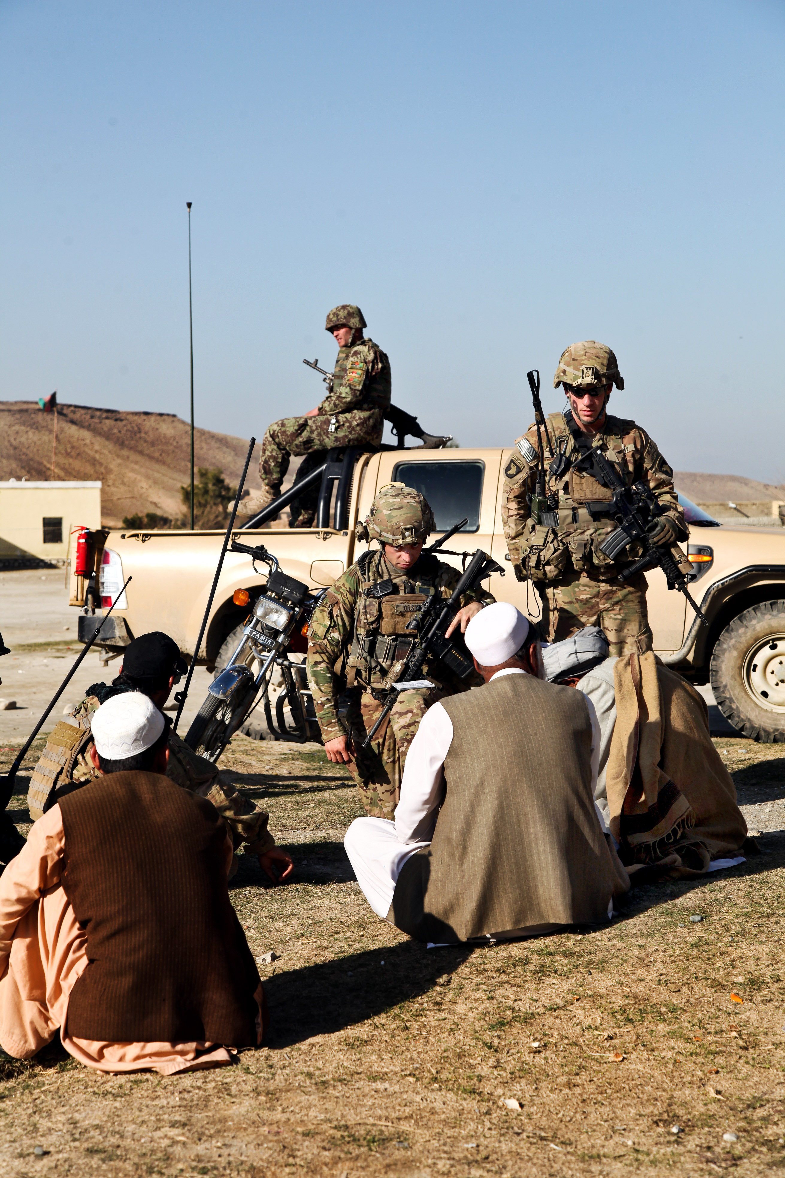 U.S. Army 1st Lt. Ryan Orsini, left kneeling, and U.S. Army Sgt
