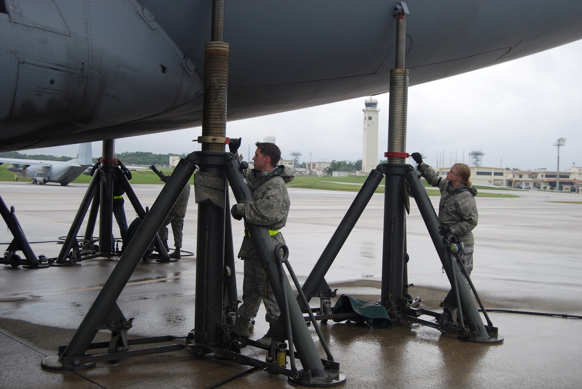U.S. Air Force Staff Sgts. Jason Wilson and Amanda Tavolazzi, from the 733rd Air Mobility Squadron, man fuselage jacks during C-17 Globemaster III airlift aircraft jack training on Kadena Air Base, Japan. The 733rd AMS maintenance flight's training opportunities are dictated by Kadena's en-route mission flow. With most aircraft stopping for less than a day, they must take advantage of every stopover to remain mission ready. (U.S. Air Force courtesy photo)