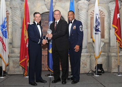 Air Force Maj. Gen. Byron Hepburn, 59th Medical Wing commander and San
Antonio Military Health System director, and Chief Master Sgt. Maurice James, 59th MDW command chief, present Sara Rodriguez, 12th Flying Training Wing, with the Air Force civilian supervisory category II of the year award.
