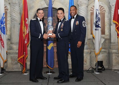 Air Force Maj. Gen. Byron Hepburn, 59th Medical Wing commander and San
Antonio Military Health System director, and Chief Master Sgt. Maurice James, 59th MDW command chief, present LeAnn Luft, 502nd Air Base Wing, with the Air Force civilian non-supervisory category II of the year award.

